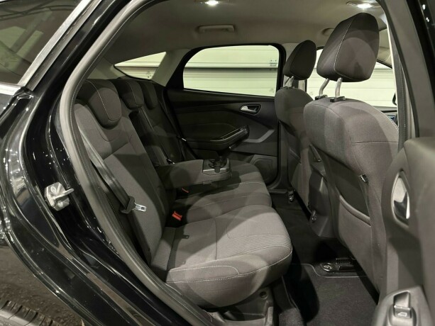 ford-focus-bensin-2012-big-9