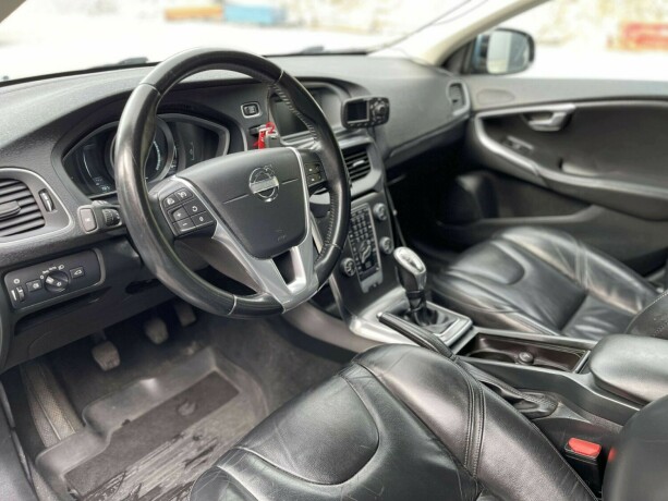 volvo-v40-diesel-2013-big-19