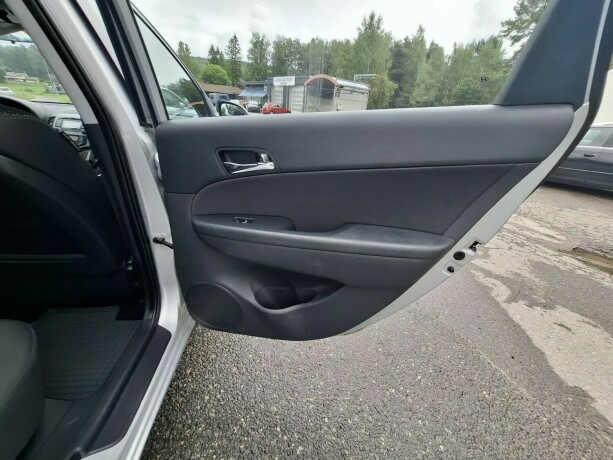 hyundai-i30-diesel-2009-big-19