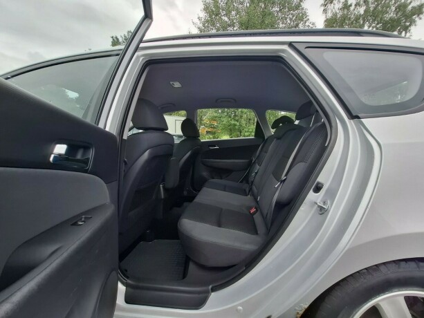 hyundai-i30-diesel-2009-big-18