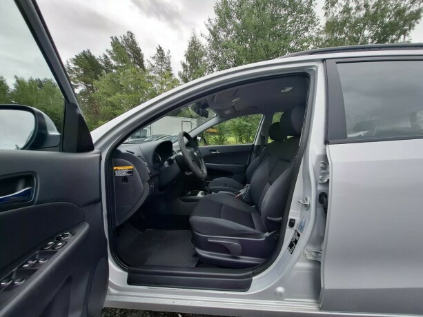 hyundai-i30-diesel-2009-big-16