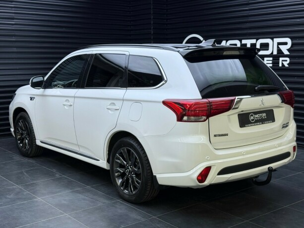 mitsubishi-outlander-elektrisitetbensin-2018-big-1