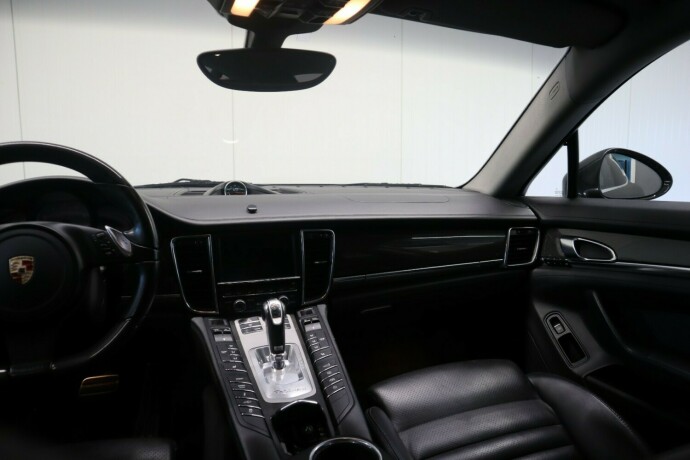 porsche-panamera-bensin-2010-big-17