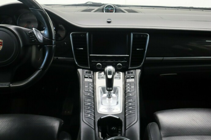 porsche-panamera-bensin-2010-big-21
