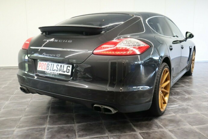 porsche-panamera-bensin-2010-big-1