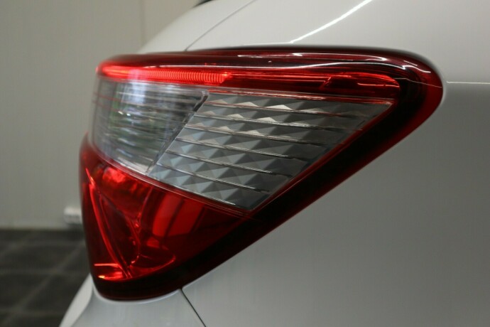 toyota-yaris-elektrisitetbensin-2020-big-41