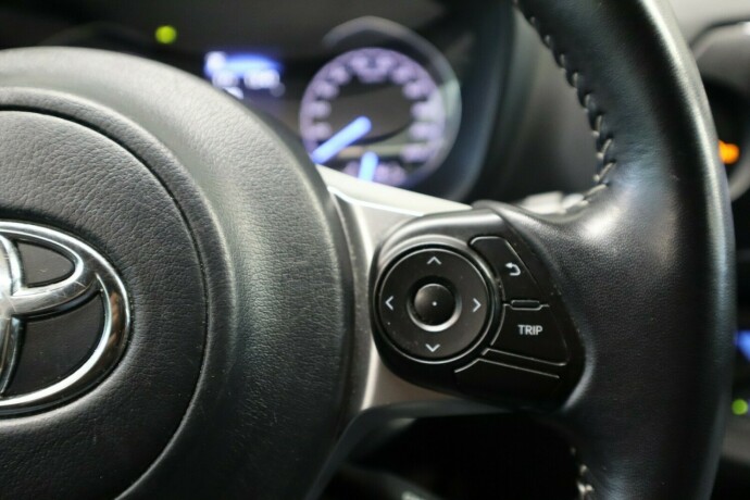 toyota-yaris-elektrisitetbensin-2020-big-28