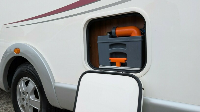 rapido-776ff-lav-seng-senkeseng-truma-6kw-eh-skinn-topputgave-fukttest-gasstest-tilstandsrapport-diesel-2011-big-12