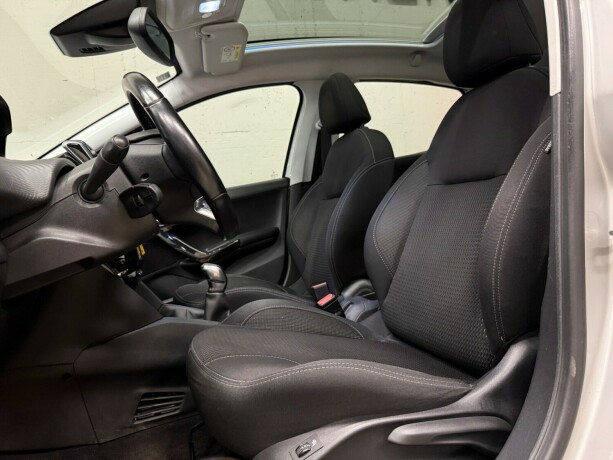 peugeot-208-bensin-2016-big-13