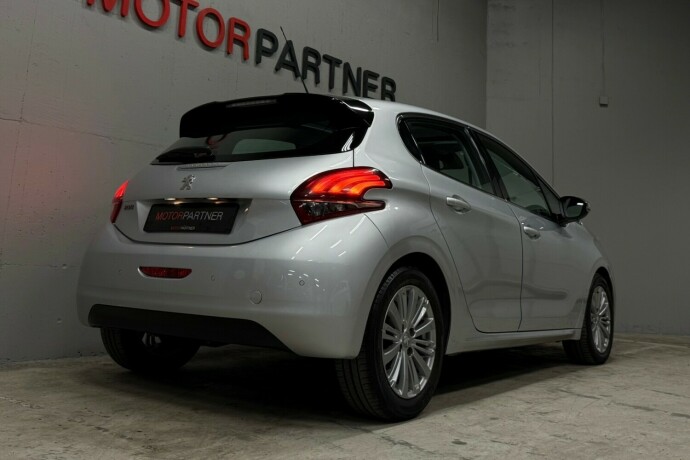 peugeot-208-bensin-2016-big-6