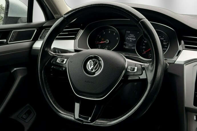 volkswagen-passat-bensin-2017-big-12