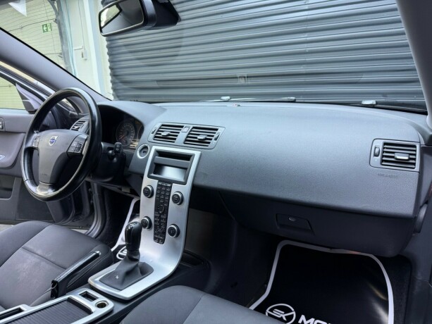volvo-v50-diesel-2010-big-11