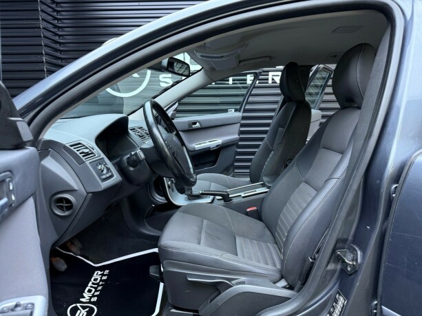 volvo-v50-diesel-2010-big-20