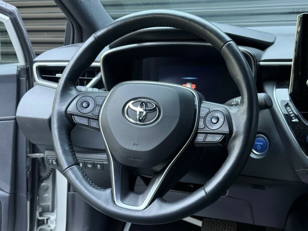 toyota-corolla-elektrisitetbensin-2023-big-12