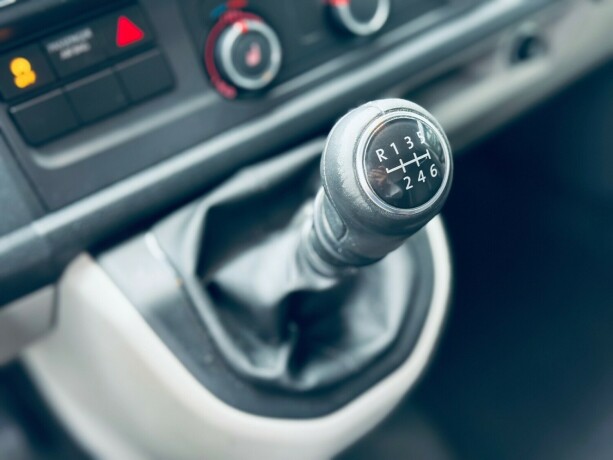 volkswagen-transporter-diesel-2019-big-17