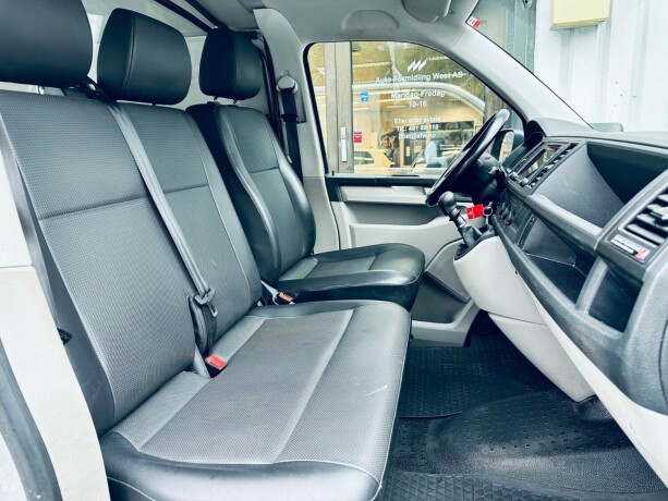 volkswagen-transporter-diesel-2019-big-15