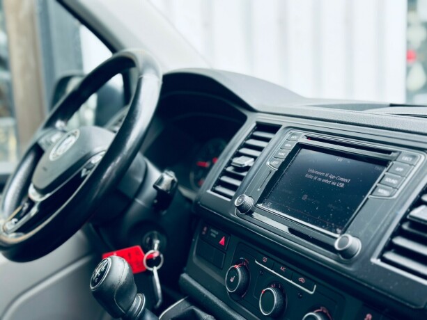 volkswagen-transporter-diesel-2019-big-13