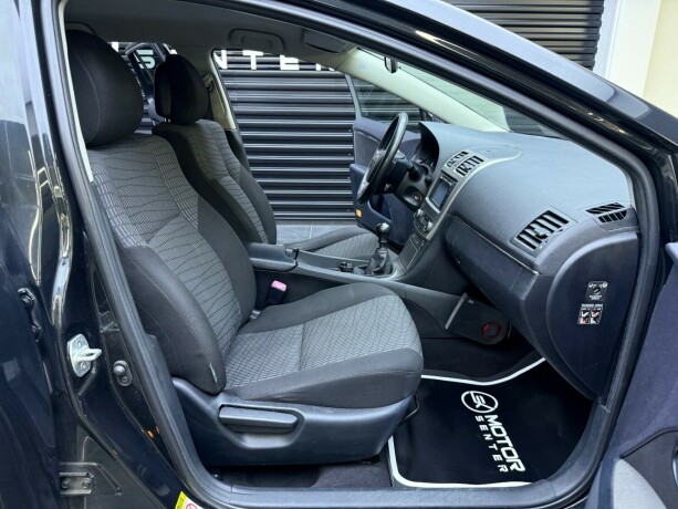 toyota-avensis-diesel-2011-big-28