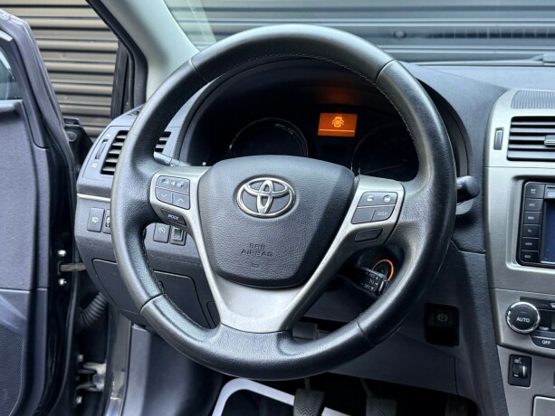 toyota-avensis-diesel-2011-big-12