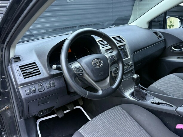 toyota-avensis-diesel-2011-big-10