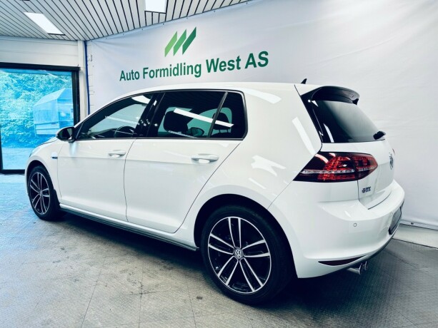 volkswagen-golf-elektrisitetbensin-2016-big-5
