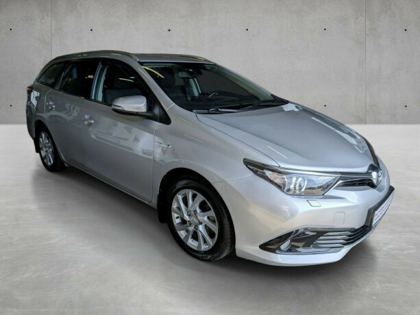 toyota-auris-elektrisitetbensin-2016-big-1