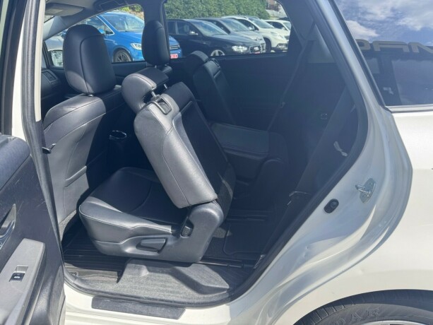 toyota-prius-seven-elektrisitetbensin-2018-big-15
