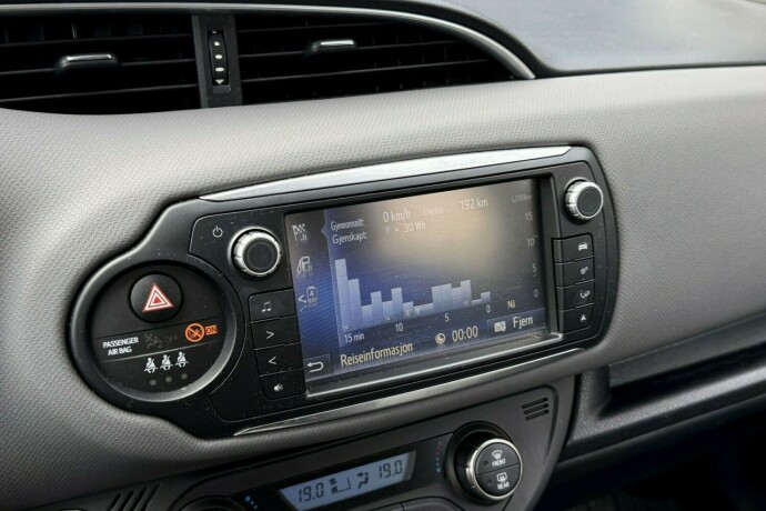 toyota-yaris-elektrisitetbensin-2017-big-26