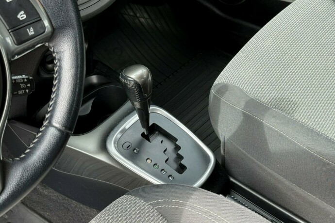 toyota-yaris-elektrisitetbensin-2017-big-18