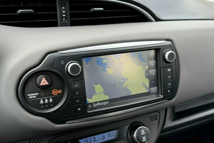 toyota-yaris-elektrisitetbensin-2017-big-24