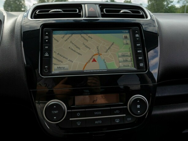 mitsubishi-space-star-bensin-2013-big-30