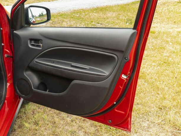 mitsubishi-space-star-bensin-2013-big-20