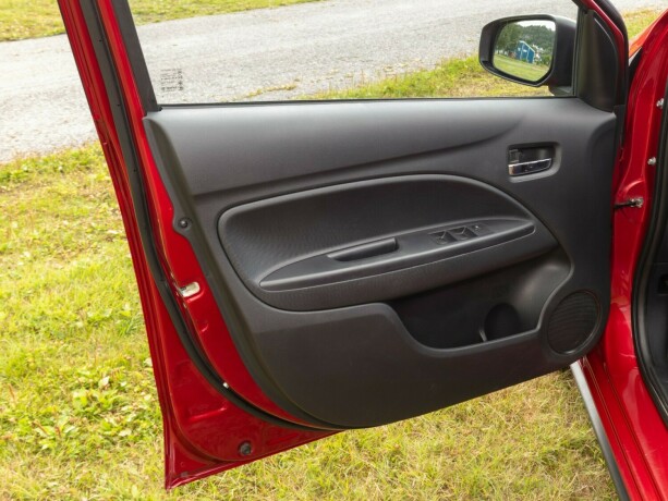 mitsubishi-space-star-bensin-2013-big-13