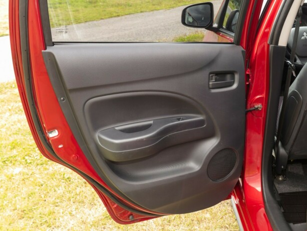 mitsubishi-space-star-bensin-2013-big-16