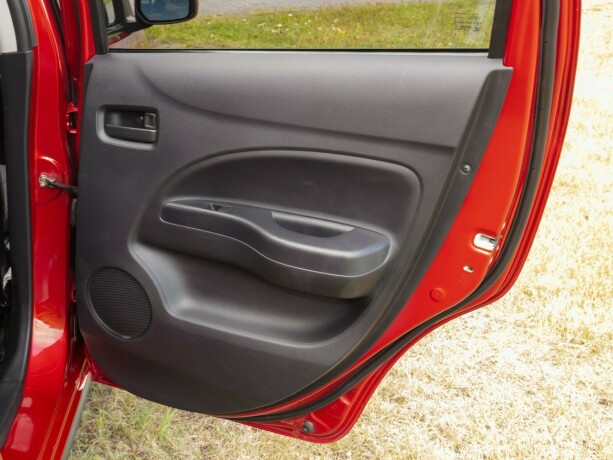 mitsubishi-space-star-bensin-2013-big-23