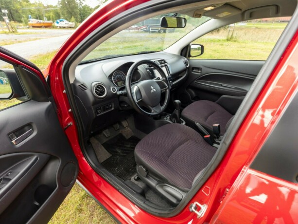 mitsubishi-space-star-bensin-2013-big-12