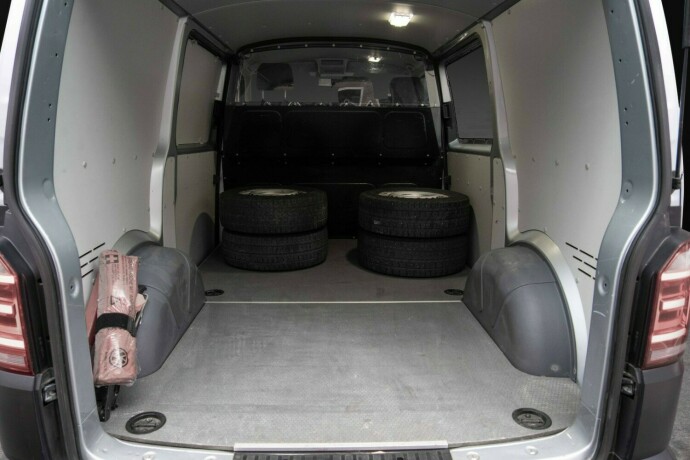 volkswagen-transporter-diesel-2017-big-25