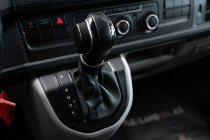 volkswagen-transporter-diesel-2017-big-16