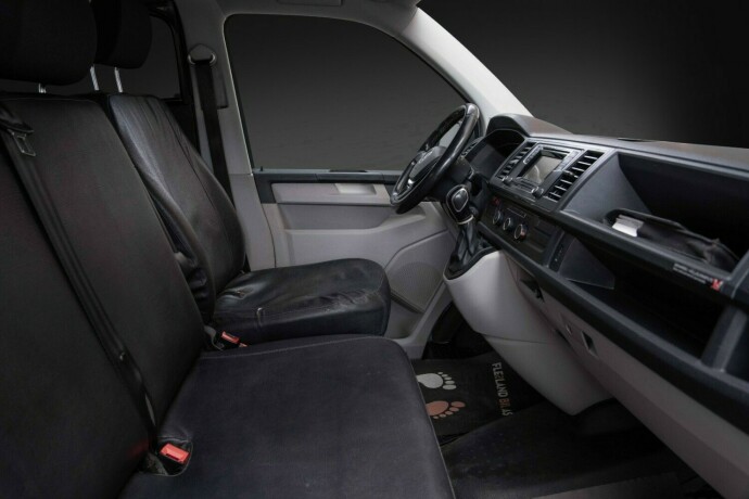 volkswagen-transporter-diesel-2017-big-23