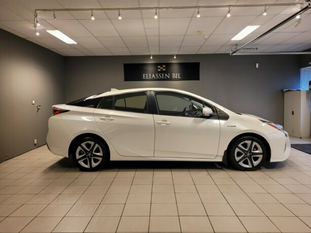 toyota-prius-elektrisitetbensin-2016-big-3