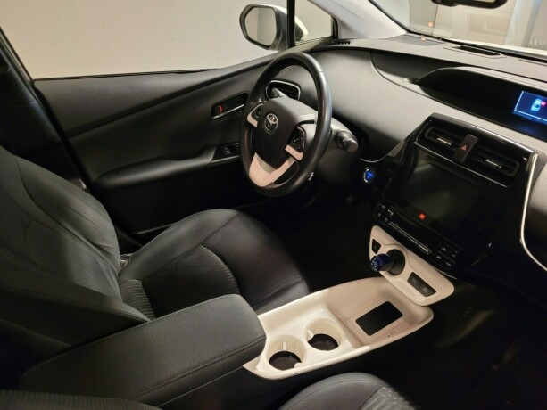 toyota-prius-elektrisitetbensin-2016-big-12