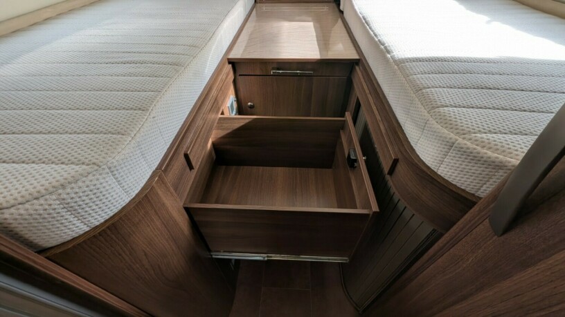 burstner-elegance-i810-2-enkle-senger-senkeseng-30-157hk-manuell-gir-alde-2-x-aircondition-topputgave-diesel-2010-big-73