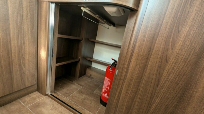 burstner-elegance-i810-2-enkle-senger-senkeseng-30-157hk-manuell-gir-alde-2-x-aircondition-topputgave-diesel-2010-big-74