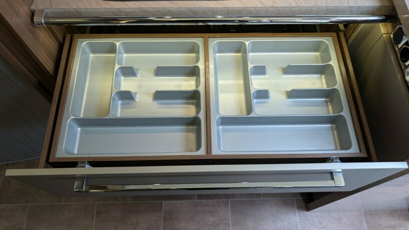burstner-elegance-i810-2-enkle-senger-senkeseng-30-157hk-manuell-gir-alde-2-x-aircondition-topputgave-diesel-2010-big-44