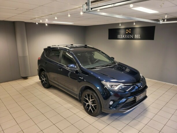 toyota-rav4-elektrisitetbensin-2017-big-1