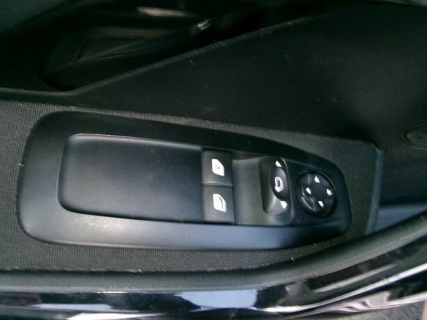 peugeot-208-diesel-2012-big-9