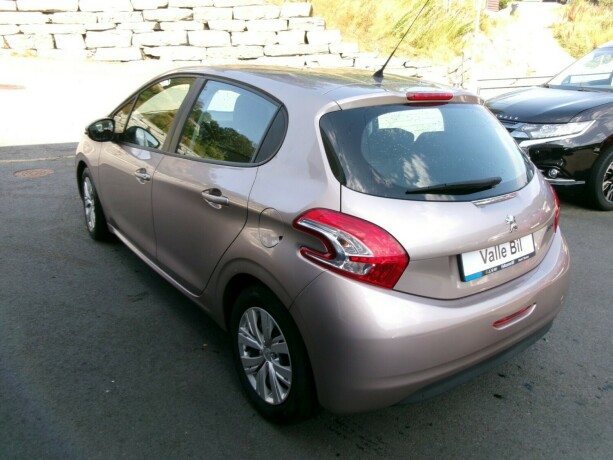 peugeot-208-diesel-2012-big-3