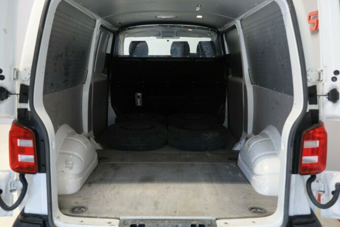 volkswagen-transporter-diesel-2017-big-11