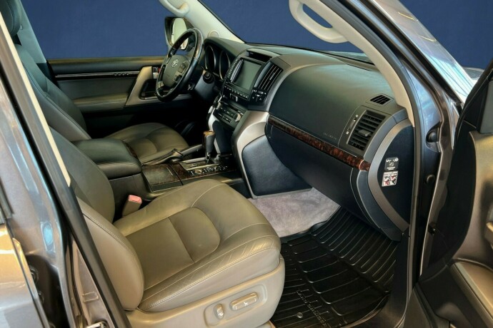 toyota-land-cruiser-diesel-2010-big-10