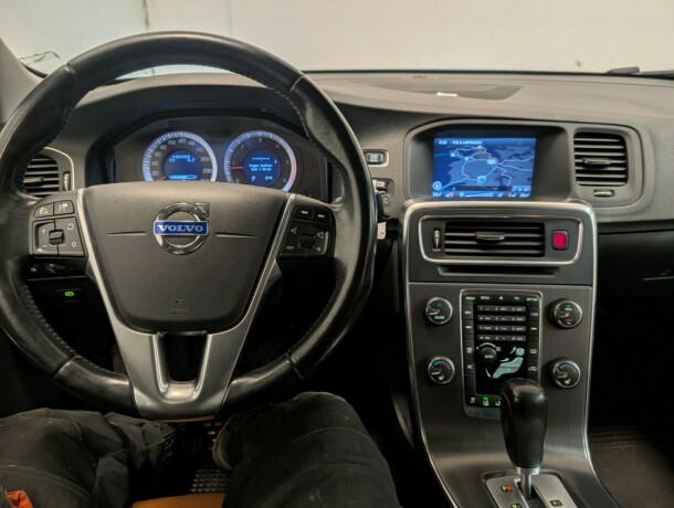 volvo-v60-diesel-2011-big-3